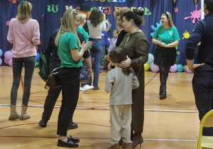 Zwiedzający na sali gimnastycznej