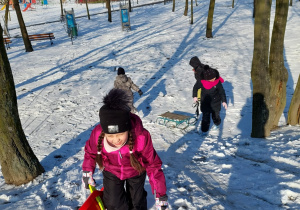 Uczniowie wchodzą na górkę