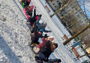 Uczniowie na sankach