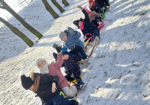 Uczniowie na sankach