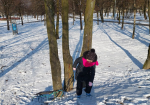 Uczeń wchodzi na górkę z sankami