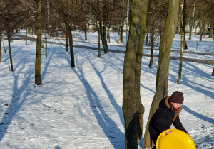 Uczniowie zjeżdżają z górki na sankach