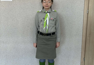 Uczennica w stroju harcerskim