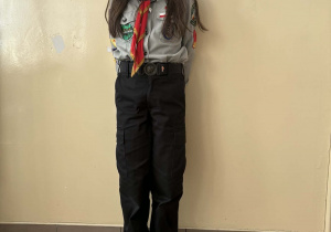 Uczennica w stroju harcerskim