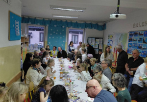 Uczniowie 2a z babciami i dziadkami