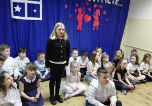 Uczennica recytuje wiersz