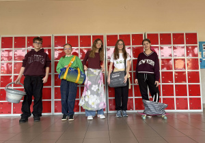 Uczniowie z ciekawymi pojemnikami zamiast plecaków