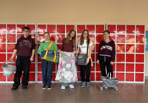 Uczniowie z ciekawymi pojemnikami zamiast plecaków