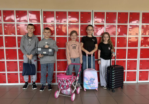 Uczniowie z ciekawymi pojemnikami zamiast plecaków