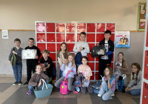 Uczniowie z ciekawymi pojemnikami zamiast plecaków