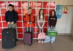 Uczniowie z ciekawymi pojemnikami zamiast plecaków