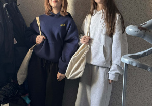 Uczniowie z ciekawymi pojemnikami zamiast plecaków