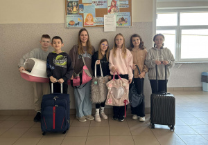 Uczniowie z ciekawymi pojemnikami zamiast plecaków