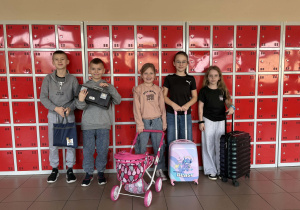 Uczniowie z ciekawymi pojemnikami zamiast plecaków