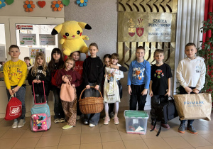 Uczniowie z ciekawymi pojemnikami zamiast plecaków