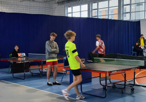 Uczniowie grają w tenisa stołowego