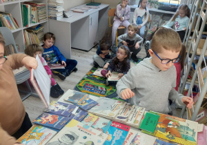 Uczniowie klasy 1 w bibliotece szkolnej
