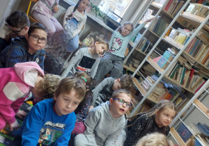 Uczniowie klasy 1 w bibliotece szkolnej