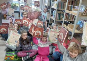 Uczniowie klasy 1 w bibliotece szkolnej