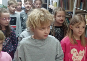 Uczniowie klasy 1 w bibliotece szkolnej