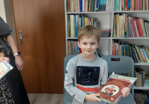 Uczeń z książką i dyplomem