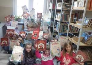 Uczniowie z dyplomami i książkami