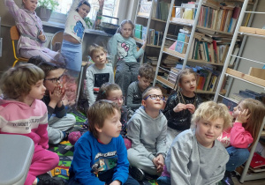 Uczniowie klasy 1 w bibliotece szkolnej
