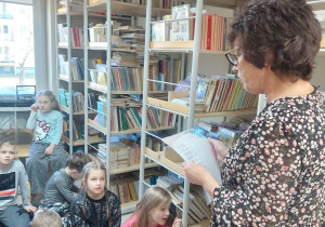 Uczniowie klasy 1 w bibliotece szkolnej