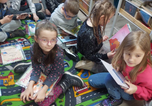 Uczniowie klasy 1 w bibliotece szkolnej