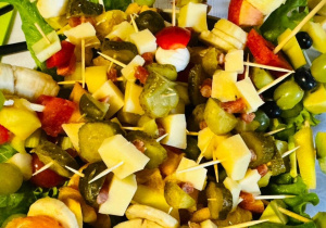 Kolorowe koreczki przygotowane przez uczniów.