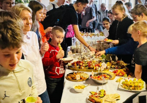 Stół zdrowych smakowitości przygotowany przez uczniów.