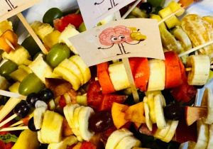 Kolorowe koreczki przygotowane przez uczniów.