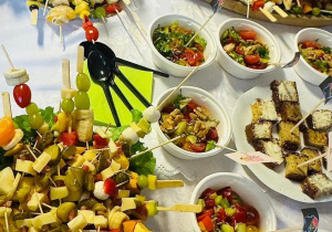 Kolorowe koreczki przygotowane przez uczniów.