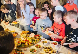 Uczniowie degustują przygotowane potrawy.