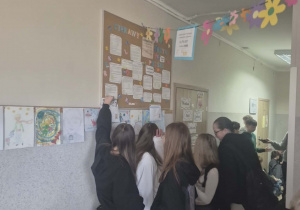 Uczniowie rozwiązują łamigłówki umysłowe.