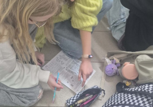 Uczennice rozwiązują łamigłówki umysłowe.