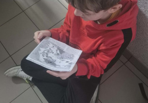 Uczeń rozwiązuje na przerwie łamigłówkę.