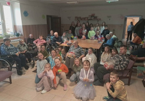 Uczniowie podczas wizyty u Pensjonariuszy DPS
