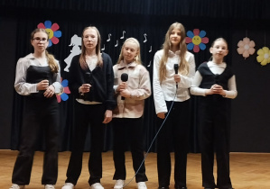 Uczennice SP2 podczas występu