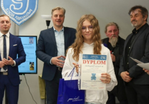Uczennica z dyplomem.