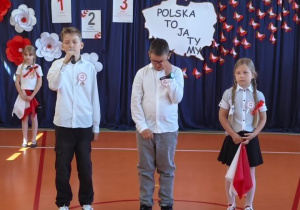 Uczniowie podczas występu