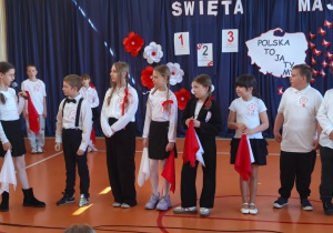 Uczniowie podczas występu