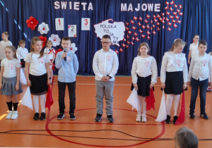 Uczniowie podczas występu