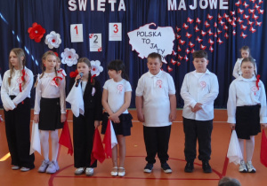 Uczniowie podczas występu