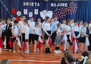 Uczniowie podczas występu