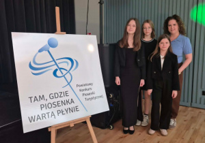 Wyróżnione uczennice z nauczycielem