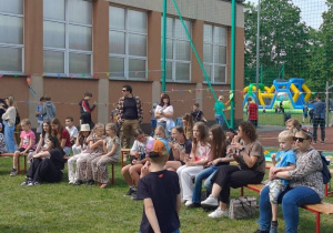 Uczniowie z rodzicami podczas pikniku