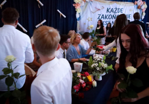 Uczniowie podczas zakończenia roku szkolnego