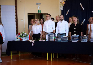Uczniowie podczas zakończenia roku szkolnego