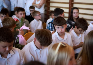 Uczniowie podczas zakończenia roku szkolnego